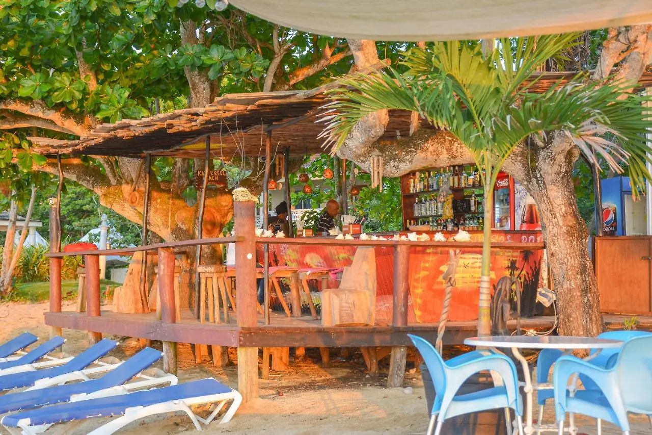Sand And Tan Beach Hotel Ocho Rios 4*,